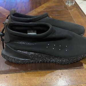 Nike Black and White Speckled Sneakers. NIKE MOC FLOW